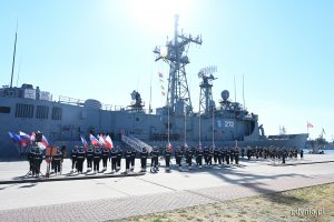 W porcie Wojennym przed okrętem ORP "Gen. K. Pułaski" odbyło się oficjalne powitanie ministrów obrony państw Grupy Wyszehradzkiej. Na pierwszym planie żołnierze Marynarki Wojennej w tle okręt ORP "Gen. K. Pułaski" // fot. Michał Puszczewicz
