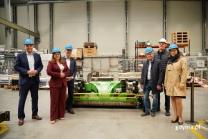 Spotkanie w gdyńskiej firmie Hydromega. Na zdjęciu widoczni przedstawiciele firmy oraz Aleksandra Kosiorek, prezydent Gdyni i Tomasz Augustyniak, wiceprezydent Gdyni. 
