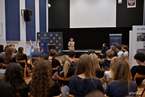 Karin Moder &ndash; dyrektorka Muzeum Miasta Gdyni przemawiająca inauguracji wystawy &bdquo;Gdynia x 10&rdquo;  w auli II LO 
