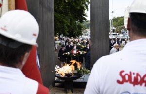 Uroczystości pod pomnikiem Ofiar Grudnia '70 przy Urzędzie Miasta Gdyni // fot. Kamil Złoch