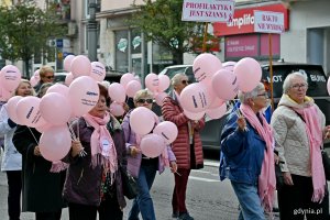 Uczestniczki Marszu R&oacute;żowej Wstążki na ul. Świętojańskiej 