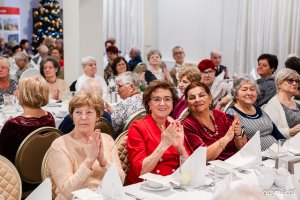 Seniorzy przy świątecznym stole