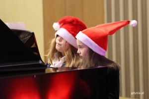 Uroczystość wręczenia akt&oacute;w mianowania w Szkole Muzycznej I i II stopnia im. Noskowskiego, na zdjęciu uczniowie podczas wykonywania utwor&oacute;w światecznych (fot. Katarzyna Balcerzak) 