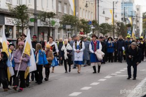 Procesja na ulicy Świętojańskiej i członkowie Zrzeszenia Kaszubsko-Pomorskiego w tradycyjnych strojach kaszubskich