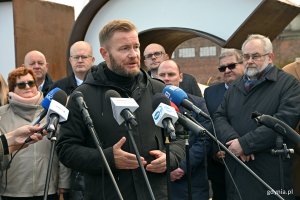 Senator Ryszard Świlski w towarzystwie parlamentarzystów i samorządowców z Pomorza podczas briefingu na temat ustawy metropolitalnej