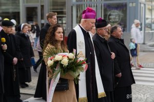 Posłanka Dorota Arciszewska-Mielewczyk obok biskupa Wiesława Szlachetki