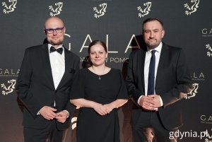 Na zdjęciu (od lewej): wiceprezydent Gdyni Bartłomiej Austen, prezydent Gdyni Aleksandra Kosiorek, dyrektor ds. społecznych Tomasz Augustyniak (fot. Magdalena Starnawska)