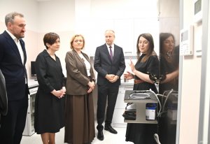 Grupa os&oacute;b w eleganckich strojach