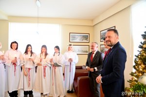 Uczniowie śpiewają szwedzkie pieśni// fot. Karolina Szypelt