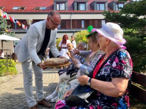 Chlebem i solą witał uczestników wiceprezydent Michał Guć // fot. Ilona Budzbon, Laboratorium Innowacji Społecznych