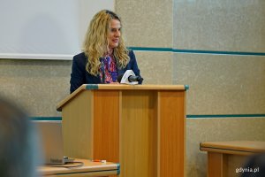 Podpisanie listu intencyjnego. Na zdjęciu Bożena Żuławska (Wydział Energetyki), managerka projektu „Ciepłe i zdrowe powietrze w naszej klasie” // fot. Magdalena Czernek