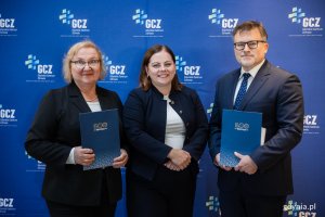 Ludzie w elegnackich strojach