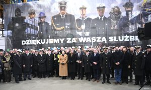 Goście zgromadzeni w PGZ Stoczni Wojennej z okazji inauguracji budowy „Ratownika”. Na zdjęciu między innymi: posłanki Dorota Arciszewska-Mielewczyk i Wioleta Tomczak, poseł Rafał Siemaszko, Konrad Gołota, podsekretarz stanu w Ministerstwie Aktywów Państwowych, Witold Milczarek, przedstawiciel Biura Bezpieczeństwa Narodowego, Emil Rojek, wicewojewoda Pomorski, Marcin Ryngwelski, prezes PGZ Stoczni Wojennej, Adam Leszkiewicz, prezes PGZ SA, Jan Grabowski wiceprezes PGZ SA, Michał Pasieczny, burmistrz Rumi, kadm. Andrzej Ogrodnik - dowódca 3. Flotylli Okrętów, kadm. Jarosław Wypijewski, kadm. Mirosław Jurkowlaniec - szef zarządu, kadm. Włodzimierz Kułagin, kadm. Wojciech Sowa, kmdr Piotr Skóra, szef Techniki Morskiej, gen. bryg. dr inż. Michał Marciniak, zastępca Szefa Agencji Uzbrojenia, admirał floty Jędrzej Czajkowski doradca ministra ds. morskich, wiceadm. Krzysztof Jaworski dowódca COM-DKM, kmdr Piotr Smela dowódca Dywizjonu Okrętów Bojowych, kmdr Grzegorz Mucha (fot. Aneta Marczak)