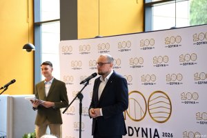 Na zdjęciu m.in.: Mariusz Bzdęga, dyrektor zarządzający ds. kultury i aktywności mieszkańc&oacute;w UMG i aktor Krzysztof Berendt