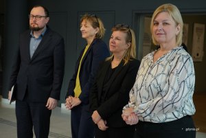 Na zdjęciu (od lewej) m.in.: dyrektor zarządzający ds. kultury i aktywności mieszkańców Mariusz Bzdęga, dyrektorka Muzeum Miasta Gdyni Karina Moder, radna Beata Zastawna (fot. Magdalena Starnawska)