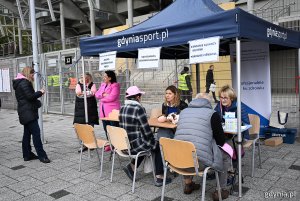 Stoisko Szpitali Pomorskich przed stadionem w ramach akcji  „Pier(w)si #wGdyni”