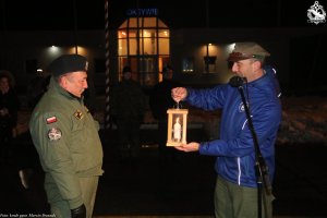hm. Artur Glebko - komendant gdańskiej chorągwi ZHP przekazuje betlejemski ogień kmdr. pil. Andrzejowi Szczotce - dowódcy 43. Bazy Lotnictwa Morskiego w Gdyni-Babich Dołach // fot. kmdr ppor. Marcin Braszak