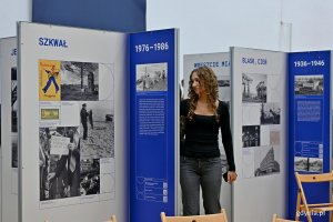 Uczniowie II LO zwiedzający wystawę &bdquo;Gdynia x 10&rdquo; w auli szkoły 