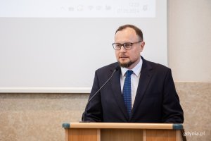 Mariusz Bzdęga, radny Gdyni, podczas I sesji Rady Miasta Gdyni IX kadencji 