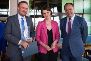 Tomasz Augustyniak - Człowiek Roku 2020 "Dziennika Bałtyckiego" wraz z wiceprezydent Gdyni Katarzyną Gruszecką-Spychałą oraz Mieczysławem Strukiem - marszałkiem województwa pomorskiego // fot. Anna Rezulak