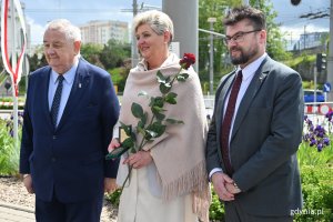 Od lewej: Kordian Borejko - prezes Zarządu Głównego Związku Sybiraków, Elżbieta Raczyńska - radna Gdyni, która otrzymała medal z okazji 90-lecia powstania Związku Sybiraków oraz Tomasz Gieszcz, dyrektor Biura Wojewody Pomorskiego // fot. Magdalena Czernek