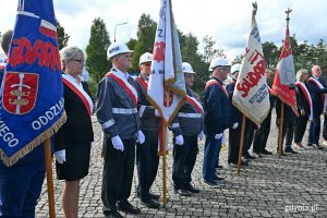 Poczty sztandarowe przed pomnikiem Ofiar Grudnia '70, gdzie odbyły się uroczystości z okazji 42. rocznicy strajków sierpniowych // fot. Magdalena Czernek