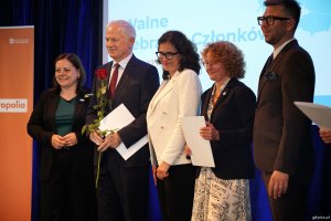 Na scenie od lewej stoją: prezydent Gdyni Aleksandra Kosiorek, senator Sławomir Rybicki, prezydent Gdańska Aleksandra Dulkiewicz, prezydentka Sopotu Magdalena Czarzyńska-Jachim i Michał Glaser, prezes OMGGS 
