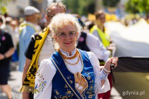 Uśmiechnięta kobieta w stroju kaszubskim
