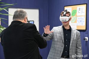 Goście również mogli skorzystać z gogli VR. Na zdj. m.in. Adam Labuhn z biura posła Rafała Siemaszko