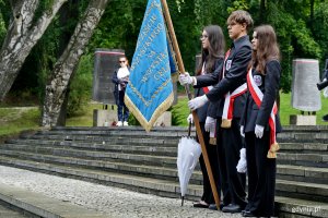 Poczet sztandarowy tworzony przez gdyńskich uczni&oacute;w podczas uroczystości  z okazji 87. rocznicy wybuchu II wojny światowej na Cmentarzu Wojennym w Redłowie