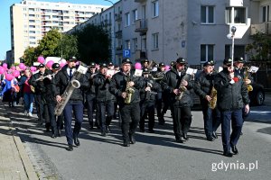 Orkiestra Dęta Gminy Kosakowo na czele marszu
