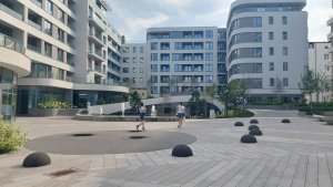 Fontanna na placu pośród bloków mieszkalnych.