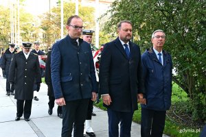 Delegacja gdyńskich samorządowców po złożeniu kwiatów przed pomnikiem Armii Krajowej na skwerze Kościuszki. Od lewej: Jakub Ubych - wiceprzewodniczący Rady Miasta Gdyni, Marek Łucyk - wiceprezydent Gdyni ds. rozwoju i Zenon Roda - radny miasta // fot. Magdalena Czernek 