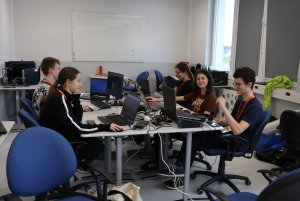 grupa ludzi podczas pracy przy komputerach