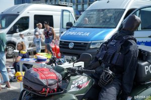 Policyjny radiowóz i motocykl