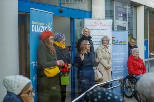 Przedstawicielki gdyńskich organizacji pozarządowych, które zorganizowały wystawę, podczas wernisażu przed Centrum Integracja w Gdyni