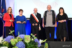 Uroczystość wręczenia odznak honorowych w Sali Koncertowej Portu Gdynia w ramach gdyńskich obchodów 45. rocznicy zakończenia strajków i podpisania porozumień sierpniowych (fot. Michał Puszczewicz)