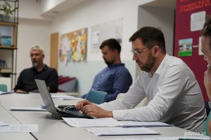 Na zdjęciu przewodniczący mec. Marcin Zawisza, protokołujący obrady, w tle Nikodem Czajkowski i Mateusz Przepi&oacute;rowski