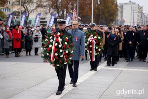 Emil Rojek, wicewojewoda składający kwiaty przed pomnikiem Polski Morskiej (fot. Mirosław Pieślak)