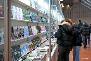 Uczestnicy Targ&oacute;w Książki w Gdyni odwiedzający stoiska wydawc&oacute;w