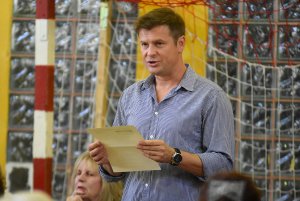 Tekst dyktanda czytał Szymon Sędrowski- aktor Teatru Miejskiego w Gdyni // fot. Michał Puszczewicz