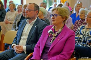 Mariusz Bzdęga - dyrektor zarządzający ds. kultury i aktywności mieszkańc&oacute;w i radna miasta Teresa Bysewska podczas uroczystości z okazji 91. urodzin Przemysława Dyakowskiego