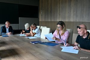 Uczestnicy programu &bdquo;Mieszkanie za remont&rdquo; podczas podpisywania um&oacute;w 
