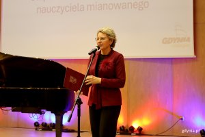 Uroczystość wręczenia akt&oacute;w mianowania w Szkole Muzycznej I i II stopnia im. Noskowskiego, na zdjęciu dytektorka szkoły muzycznej Joanna Rutkowska (fot. Katarzyna Balcerzak) 