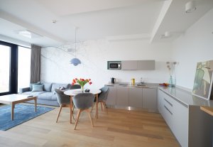 By the Sea Apartments, salon z aneksem kuchennym