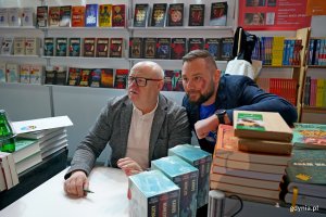 Maciej Siembieda z jednym z czytelnik&oacute;w podczas Targ&oacute;w Książki w Gdyni 