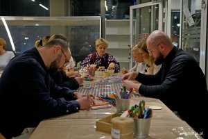 Uczestnicy spotkania świątecznego gdyńskich firm rodzinnych podczas warsztatów tworzenia ozdób 