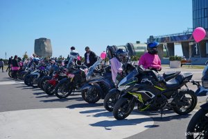 Uczestniczki i ich motocykle na mecie przejazdu charytatywnego na rzecz zdrowia kobiet 