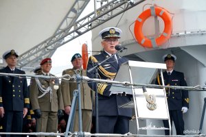 wiceadm. Krzysztof Jaworski &ndash; nowy zastępca dow&oacute;dcy generalnego rodzaj&oacute;w sił zbrojnych przemawiający podczas uroczystości przekazania obowiązk&oacute;w dow&oacute;dcy COM - DKM