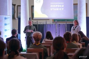 Przedstawiciele zespołu stanicy przemawiający podczas gali Dnia Myśli Braterskiej